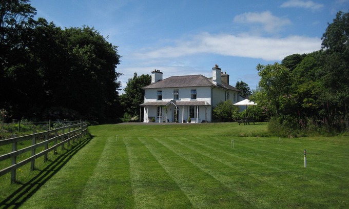 Tremain House | Georgian guesthouse for large families. Large garden, dog friendly.
