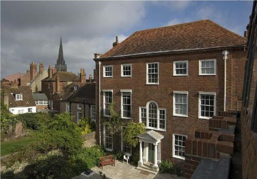 Chichester House | Georgian House - Great for Groups & Celebrations! Located in Central Chichester with Parking - Chichester Holiday Properties