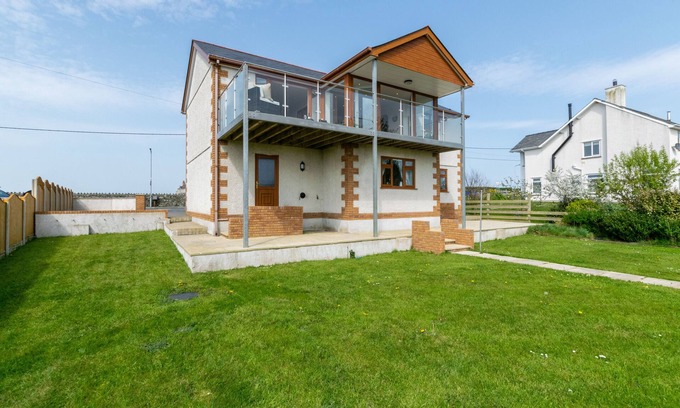 Caergeiliog House | Ger y Bont - Four Bedroom House, Sleeps 8