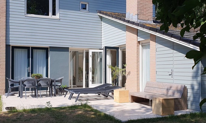 Ockenburgh Villa | Gerenoveerd gezinsvakantiehuis voor 6 personen met sauna, nabij het strand