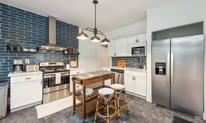 German Village House | German Charm Suites Sleeps 8!