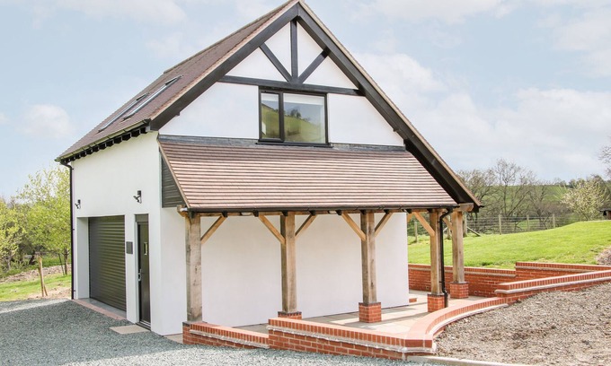 Little Stretton Cottage | GERRY'S PLACE, pet friendly, with a garden in Little Stretton