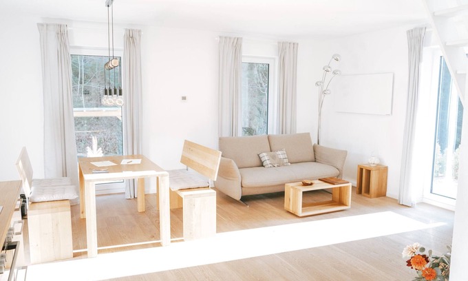 Wilhelmsthal House | Geschmackvolle Ferienwohnung mit eigener Terrasse und WLAN inkl.