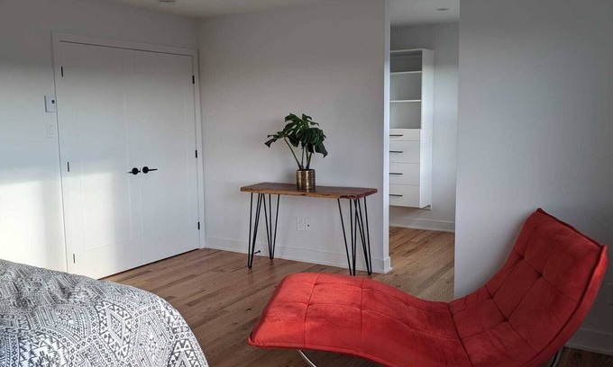 Farnham House | Get that peaceful vibe! Skydiving, the bycicle path, golf and more!