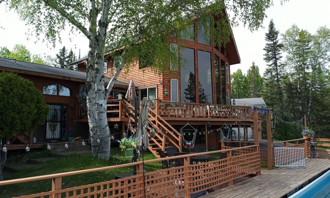 Palmers House | Get the family together for the Holidays or snowmobiling!