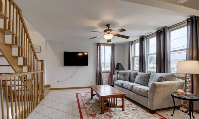 Des Plaines House | Getaway Near ORD With Great Local Amenities