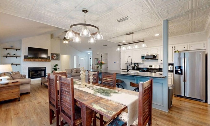 Bryan House | Gettysburg · Modern Farmhouse Getaway in Town! NEW beds! (King)