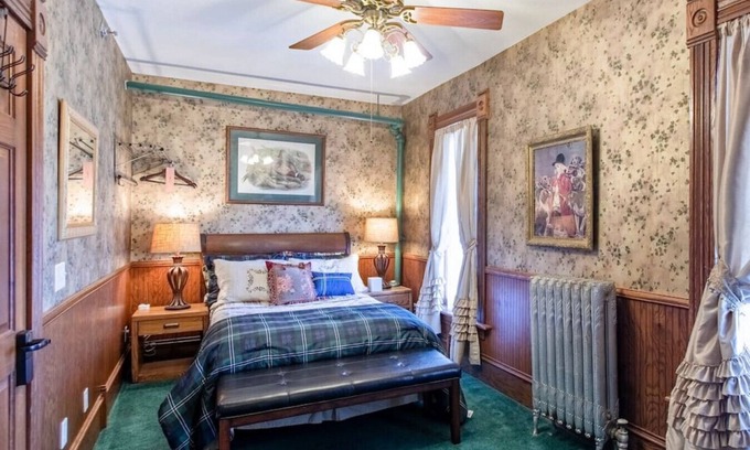 Rush City Hotel | GH8 · #8 Grant House- The Rush Room