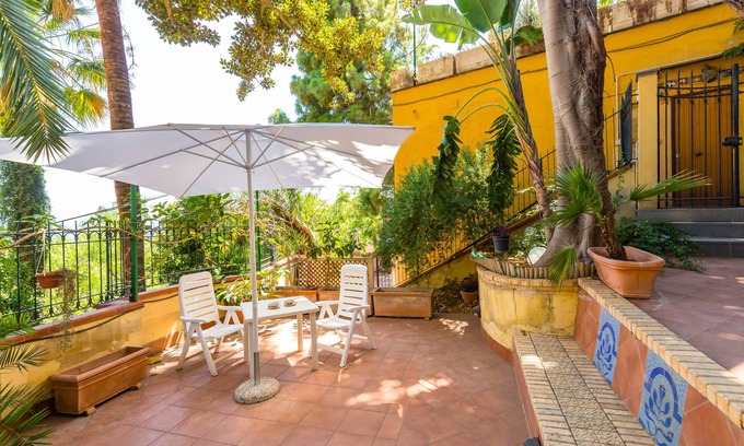 Vittorio Emanuele Apartment | Giardino Margherita by Napoliapartments
