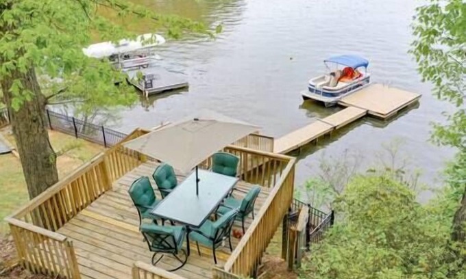 Inman House | Giggle Spot on Lake Bowen w/outdoor jacuzzi & dock