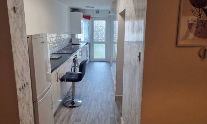 Gillingham House | Gillingham 4-Bed Stay - Wifi, Parking, Ldn Access