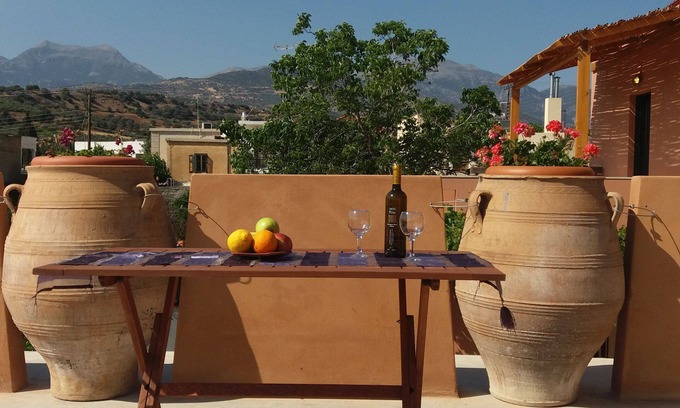 Faneromeni Apartment | Giovanni Apartment is a cozy apartment in a traditional Cretan village