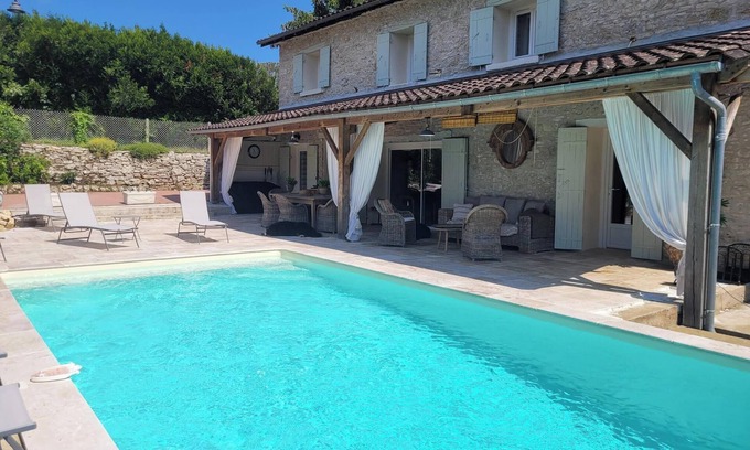 Savignac-les-Eglises Villa | Gite 7 Personnes Piscine Privée. Animaux de Compagnie Acceptés