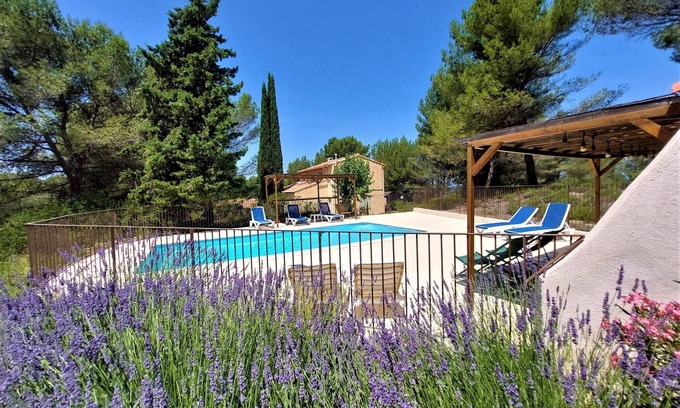 Mimet House | Gîte Alexandre, house with swimming pool on wooded grounds, close to amenities.