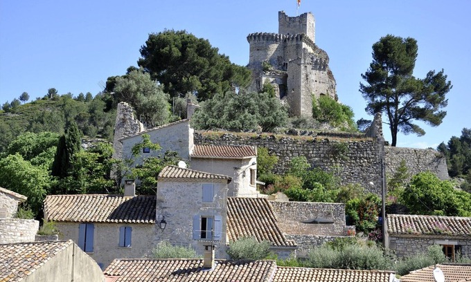 Boulbon House | Gite Boulbon. House at the foot of the old Castle between Avignon & Baux de Provence