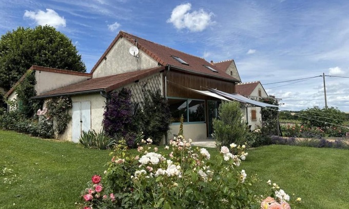 Louchy-Montfand House | Gite de la roseraie in the countryside