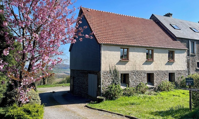 Perriers-en-Beauficel Cottage | Gîte in the Normandy countryside overlooking the valley