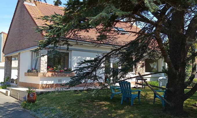 Petit-Fort-Philippe House | Gîte labellisé chez "Mamoune" is located right next to the beach by the footpath.