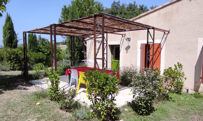 Entrechaux Apartment | Gîte Lavande, between vineyards and olive groves.