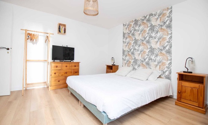 Pujaudran Cottage | Gîte Saint-Jacques-de-Compostelle, 2 rooms, 2 bathrooms, very cool in summer, very large terrace - shared outdoor pool - private Jacuzzi optional