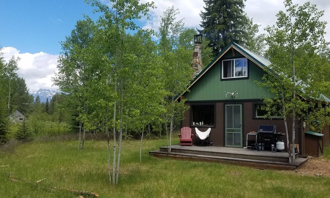 Polebridge Cabin | GLACIER GLAMPING! STEPS FROM THE POLEBRIDGE MERCANTILE!