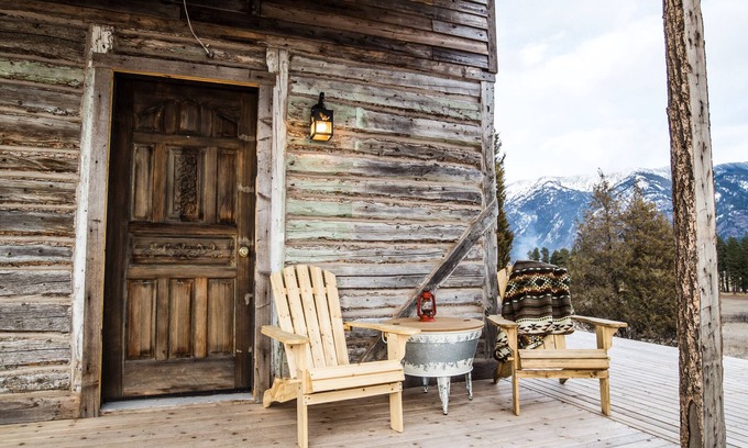 Columbia Falls Cabin | Glacier Park historic cabin couples /honeymoon /weddings/families HOT TUB views