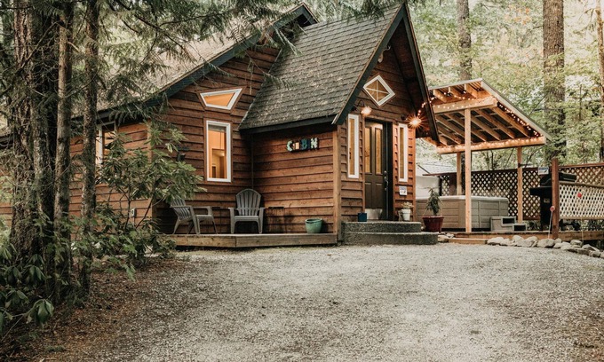 Warnick Cabin | Glacier Springs Cabin #16 - Hot Tub - Wi-Fi