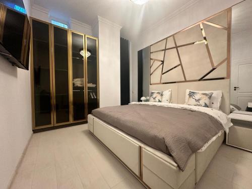 Braila Apartment | Glamorous One