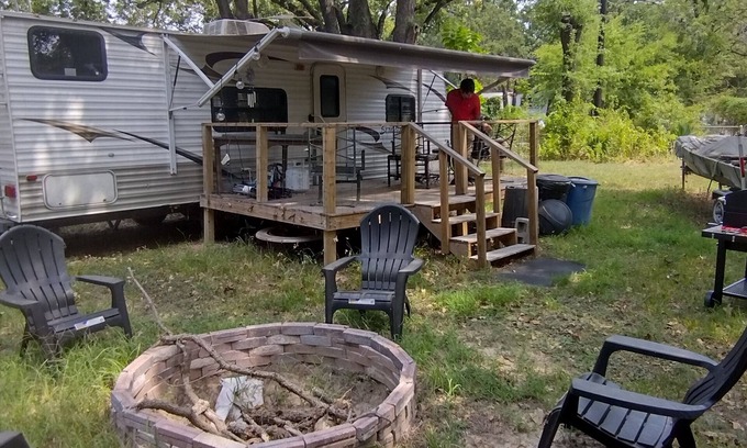 Wills Point RV Rental | Glamping, Fire pits, grills and Lakes.