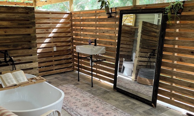 Gainesville Cabin | Glamping with A/C bedroom and luxury bath near UF and Springs