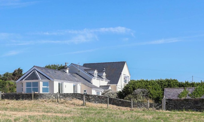 Caergeiliog House | Glanrhyd Isaf