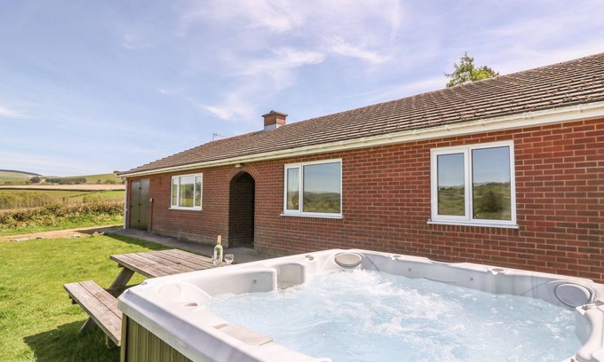 St Harmon Cottage | GLANYRAFON BUNGALOW, pet friendly, with hot tub in St Harmon