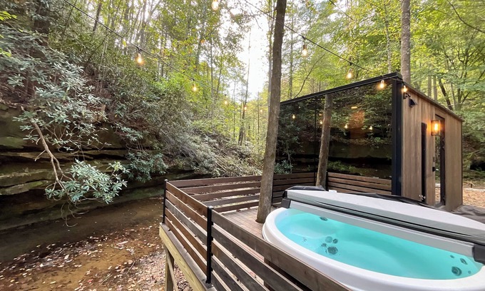 Campton Apartment | “Glass House” #1 - Modern Mirror Home w/Hot-tub