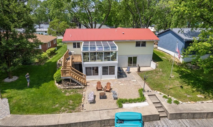 Monticello House | Glass Porch Cottage Lake Freeman