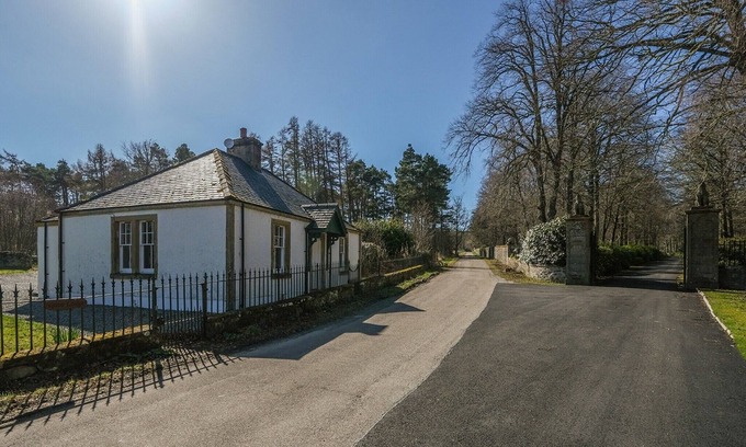 Ardgay Cottage | Gledfield Gate Lodge is wonderful, traditional cosy cottage that has been refurbished throughout.