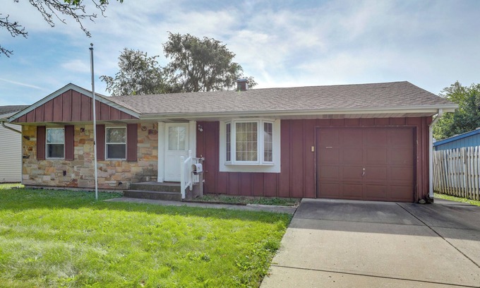 Glendale Heights House | Glendale Heights Home with Office and Backyard!