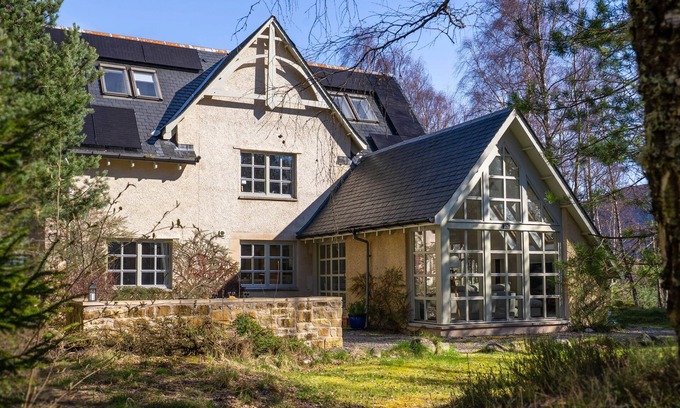 Kingussie Cottage | Glenfeshie House - a house that sleeps 10 guests in 5 bedrooms