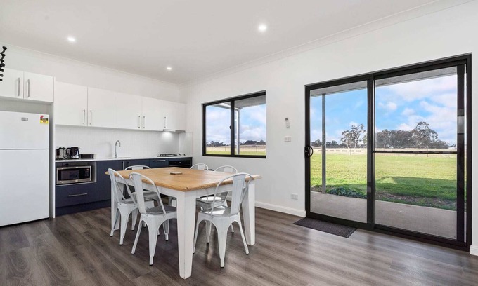 Forest Reefs House | Glenowrie Cottage - 2 King Beds - Close to Cadia