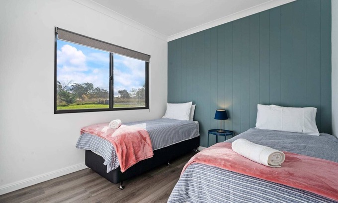 Forest Reefs House | Glenowrie Cottage - 1 King, 2 Singles - Farm Stay