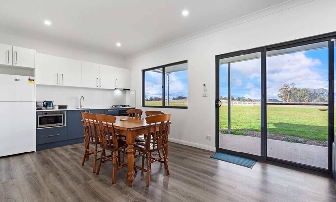 Forest Reefs House | Glenowrie Cottage - 1 King, 2 Singles - Near Cadia