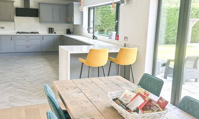Guildford House | Glifada house in the outskirts of Guildford