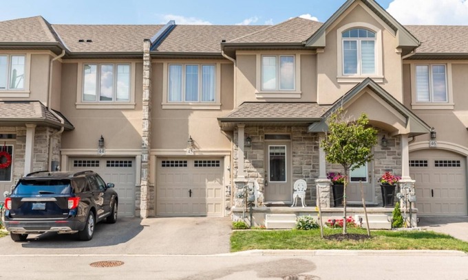 Stoney Creek House | GLOBALSTAY. 3-Bedroom Townhome with Fireplace Lake Ontario