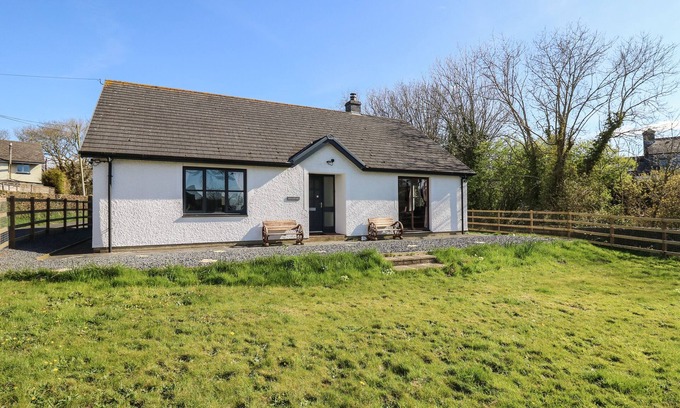 Llansantffraed Cottage | GLYN COTTAGE, pet friendly, character holiday cottage in Llanon