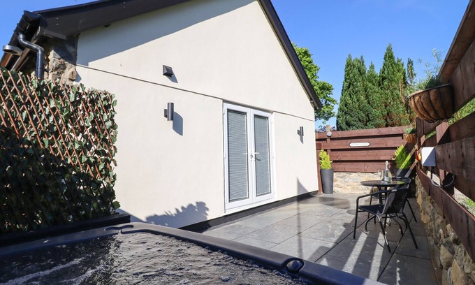 Gwynedd- Snowdonia House | GLYNDWR, romantic, with hot tub in Betws-Y-Coed