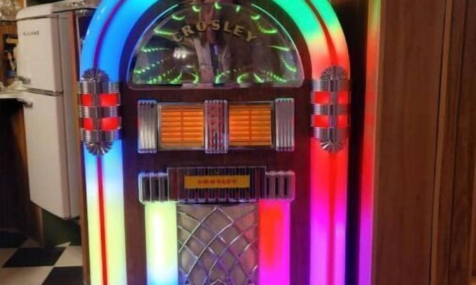 Johnson City House | Go back in time to the juke box soda shop of 1950s near Binghamton University