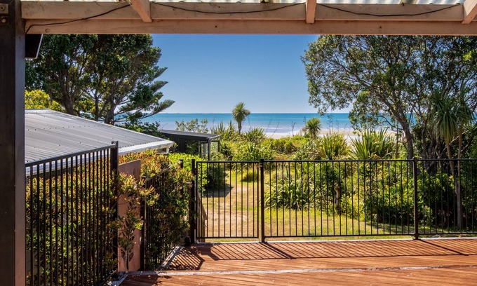 Pakawau House | Godwit Cottage - Pākawau Beachfront Holiday Home