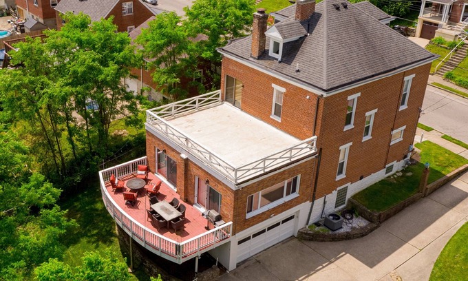 Latonia House | Golden Goose Huge 5+ BR 3 bath 3 Miles to Cincy