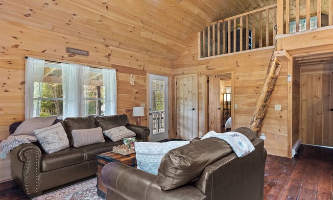 Davenport Cabin | Golden Meadows Brand new Cabin Fire-pit, near all baseball camps
