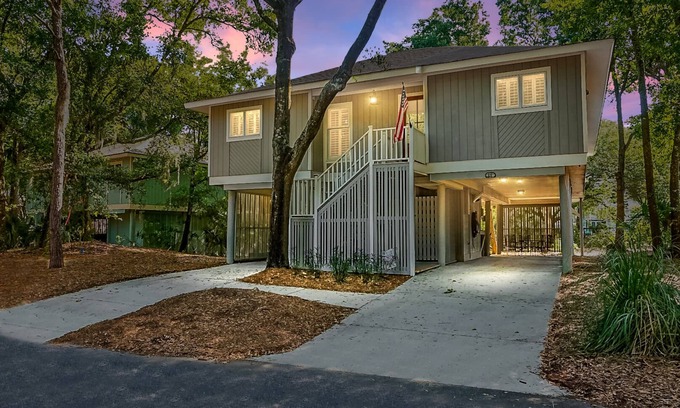 Twin Oaks House | Golf Cart INCLUDED-4 bedroom w 3 Bathrooms -3 min walk to beach & restaurants