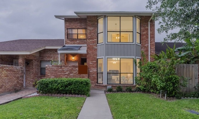 Palm Valley House | Golf Country Club Townhouse 3 bed 2.5 Bath Modern Residence 2 car garage & Patio